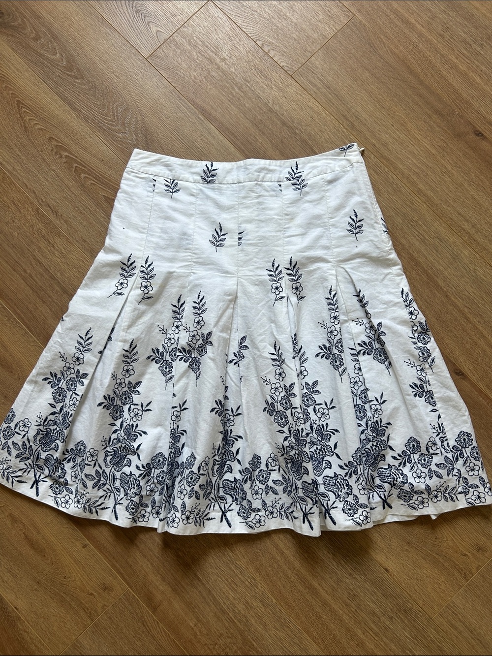 White Floral Border Circle Skirt size 8